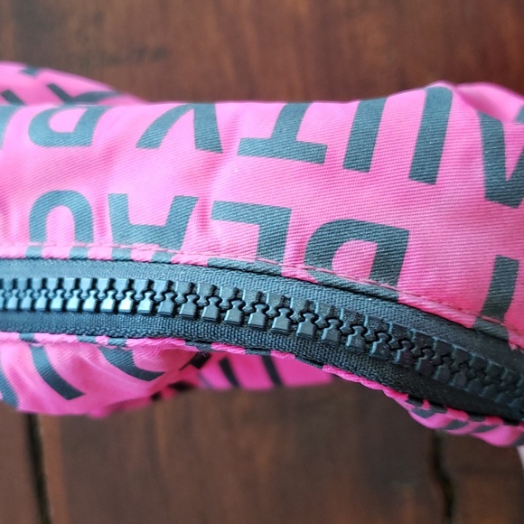 Free with bundle makeup bag - Picture 5 of 6